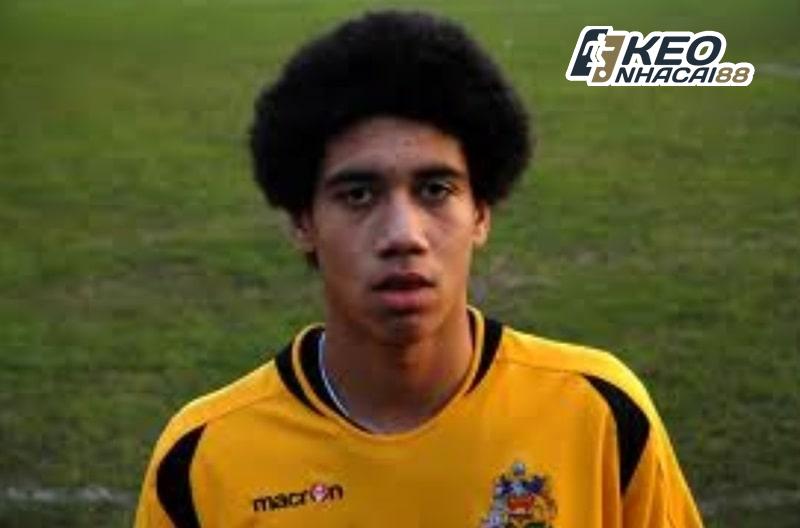 Smalling ở quãng thời gian chơi cho Maidstone United những ngày đầu sự nghiệp
