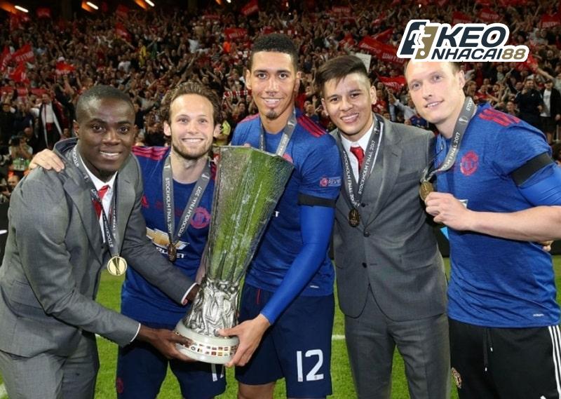 Smalling cùng các đồng đội tại Man Utd ăn mừng danh hiệu cúp C2 mùa giải 2016/2017